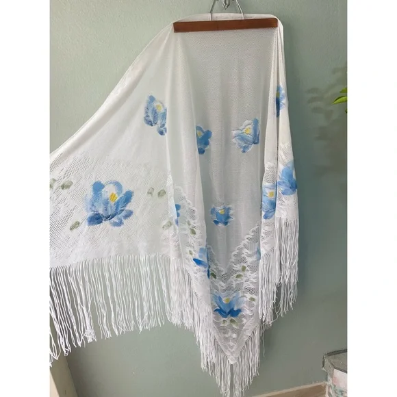 Vintage | White Lace Blue Floral Fringe Shawl - Picture 3 of 7